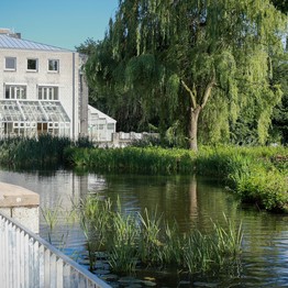 Foto vom Verwaltungsgebäude des LWL-Bildungszentrums mit Teich.