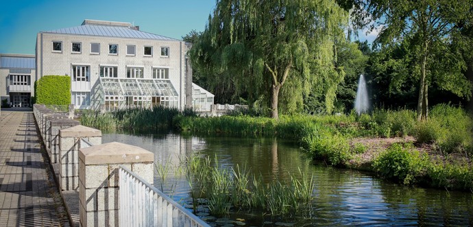 Foto vom Verwaltungsgebäude des LWL-Bildungszentrums mit Teich.