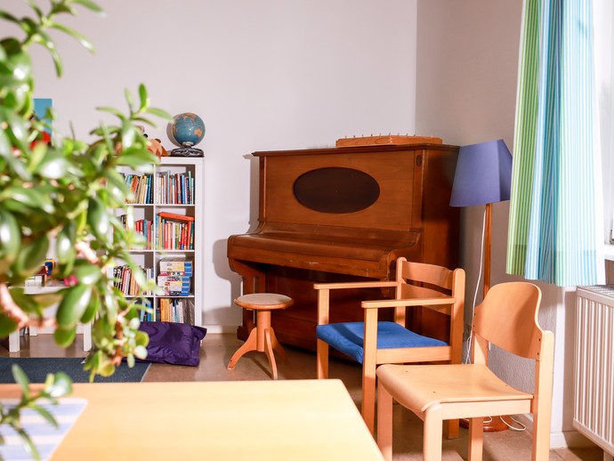 Das Wohnzimmer im Kurshaus mit Blick auf ein Klavier