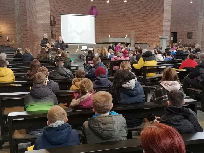Ostergottesdienst der von-Vincke-Schule in der Hl. Kreuz Kirche in Soest
