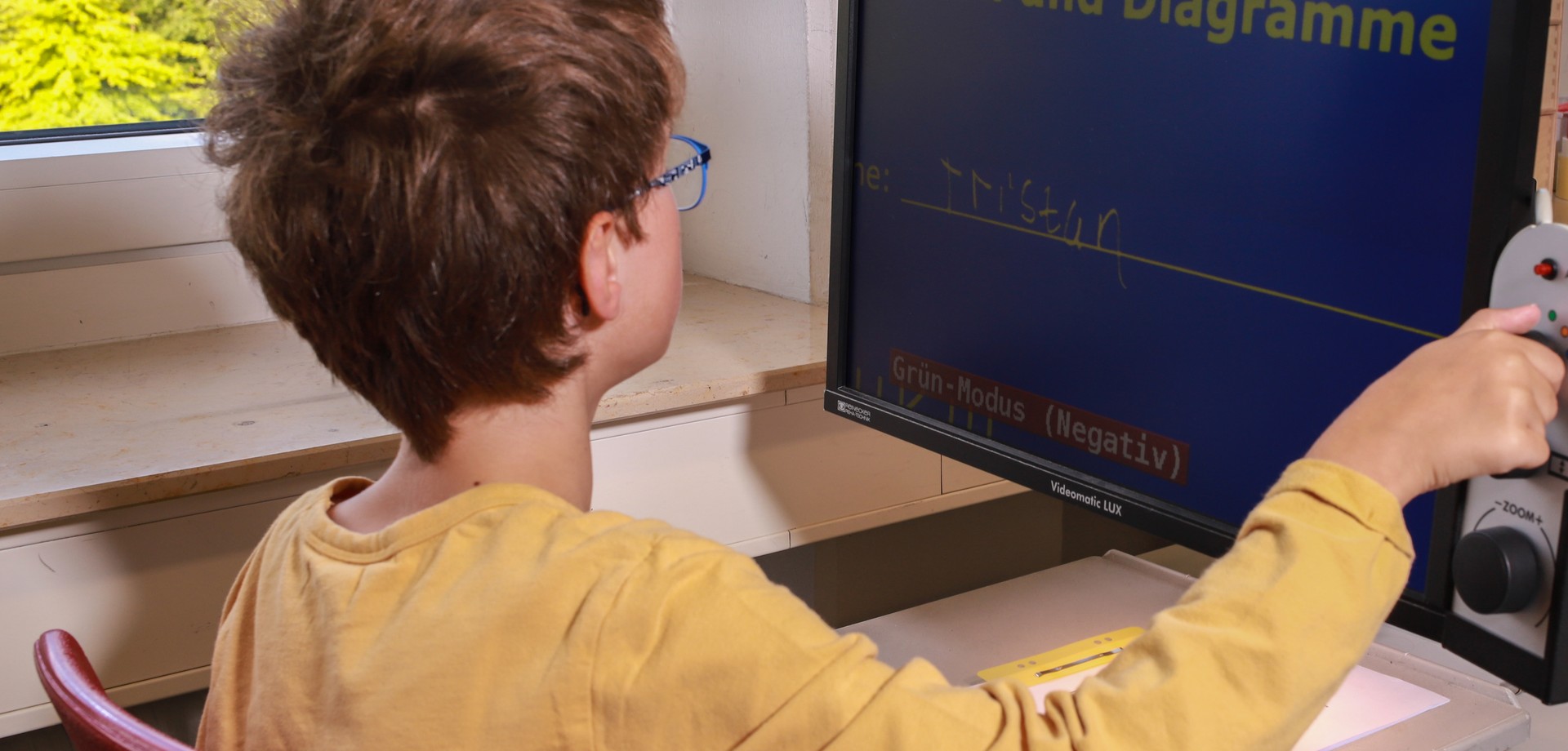 Ein Schüler bedient einen Monitor