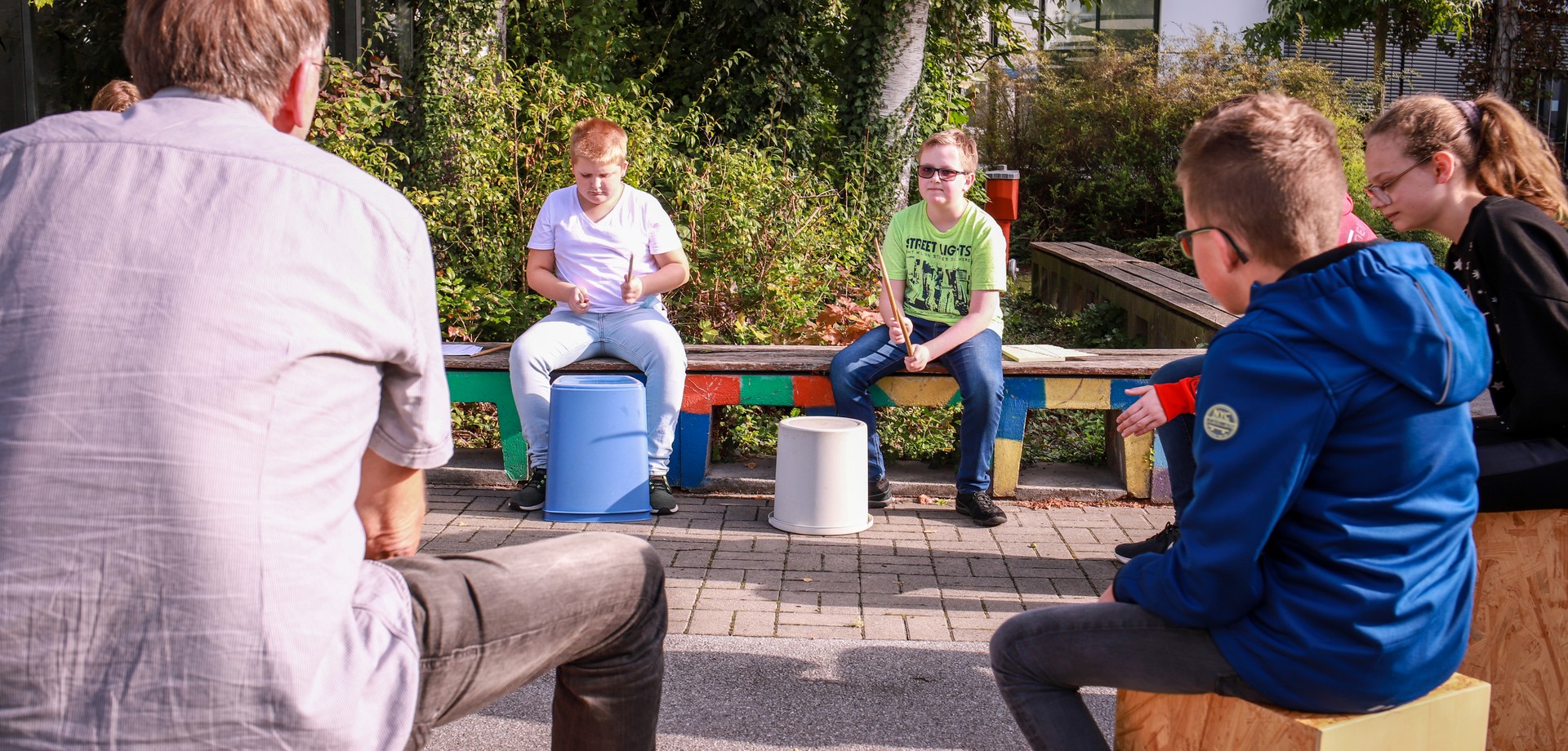 Eine Gruppe von Schülerinnen und Schülern im Außenbereich