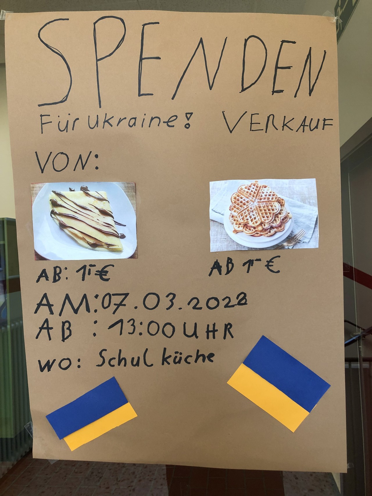 Plakat des Waffel- und Crêpe-Verkaufs als Spendenaktion für die Blindenschule in Charkiw (Ukraine)