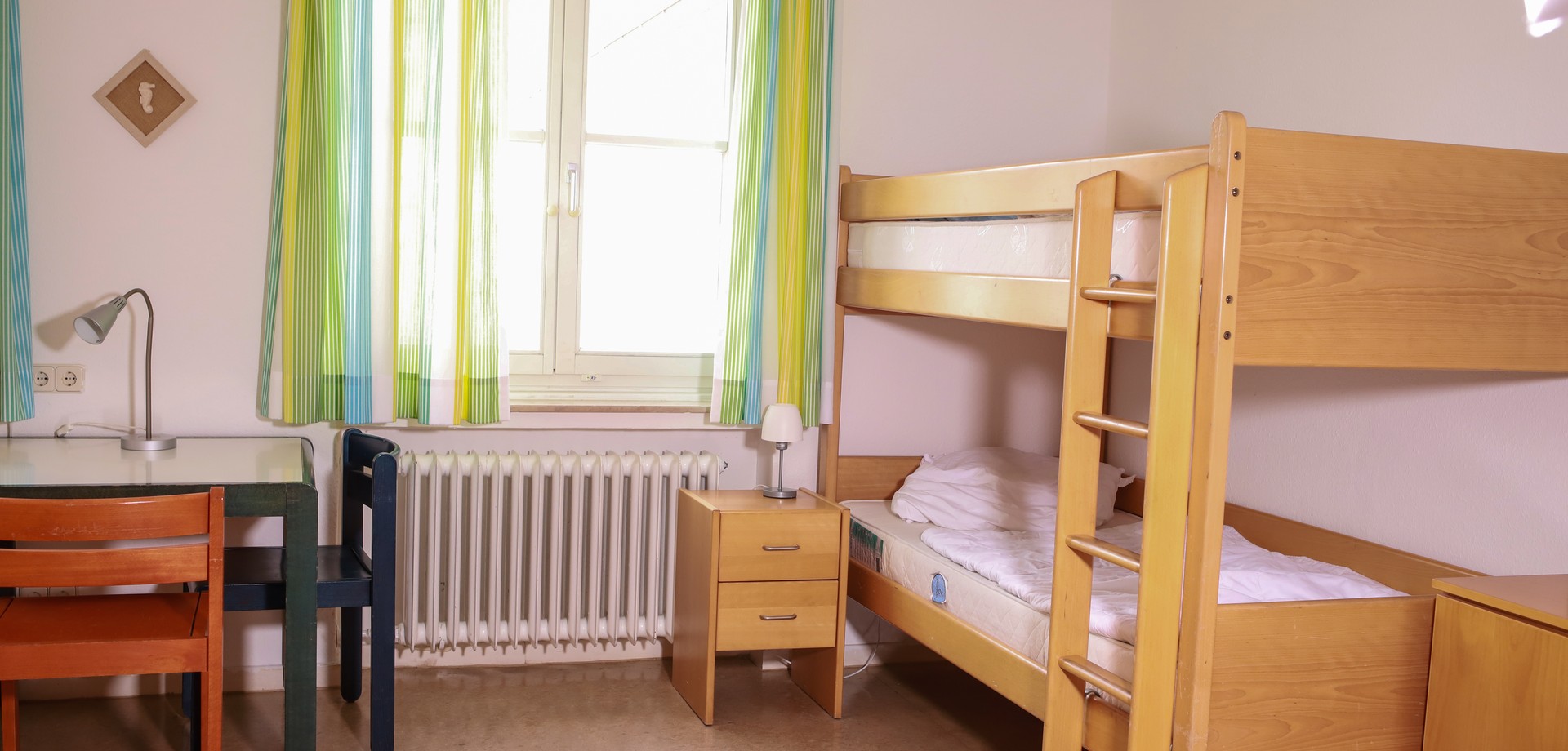 Blick in das Schlafzimmer des Kurshauses mit einem Stockbett