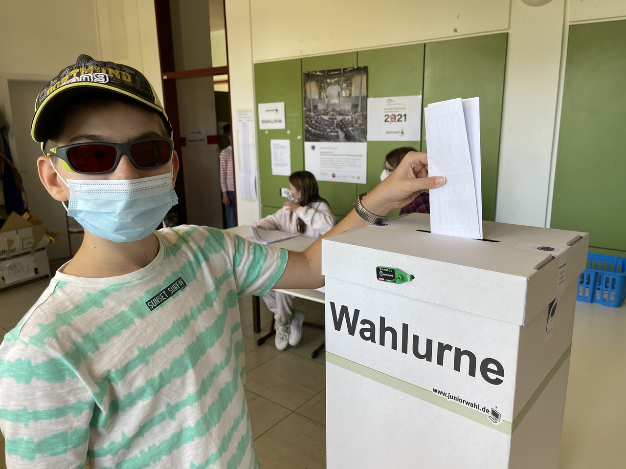 Ein Schüler der von-Vincke-Schule wirft seinen gefalteten Stimmzettel in die Wahlurne der Juniorwahl