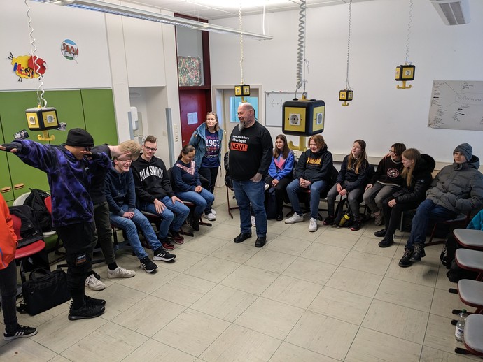 Schülerinnen und Schüler der Klasse 9 mit zwei Mitarbeitenden des vereins "Gefangene helfen Jugendlichen"