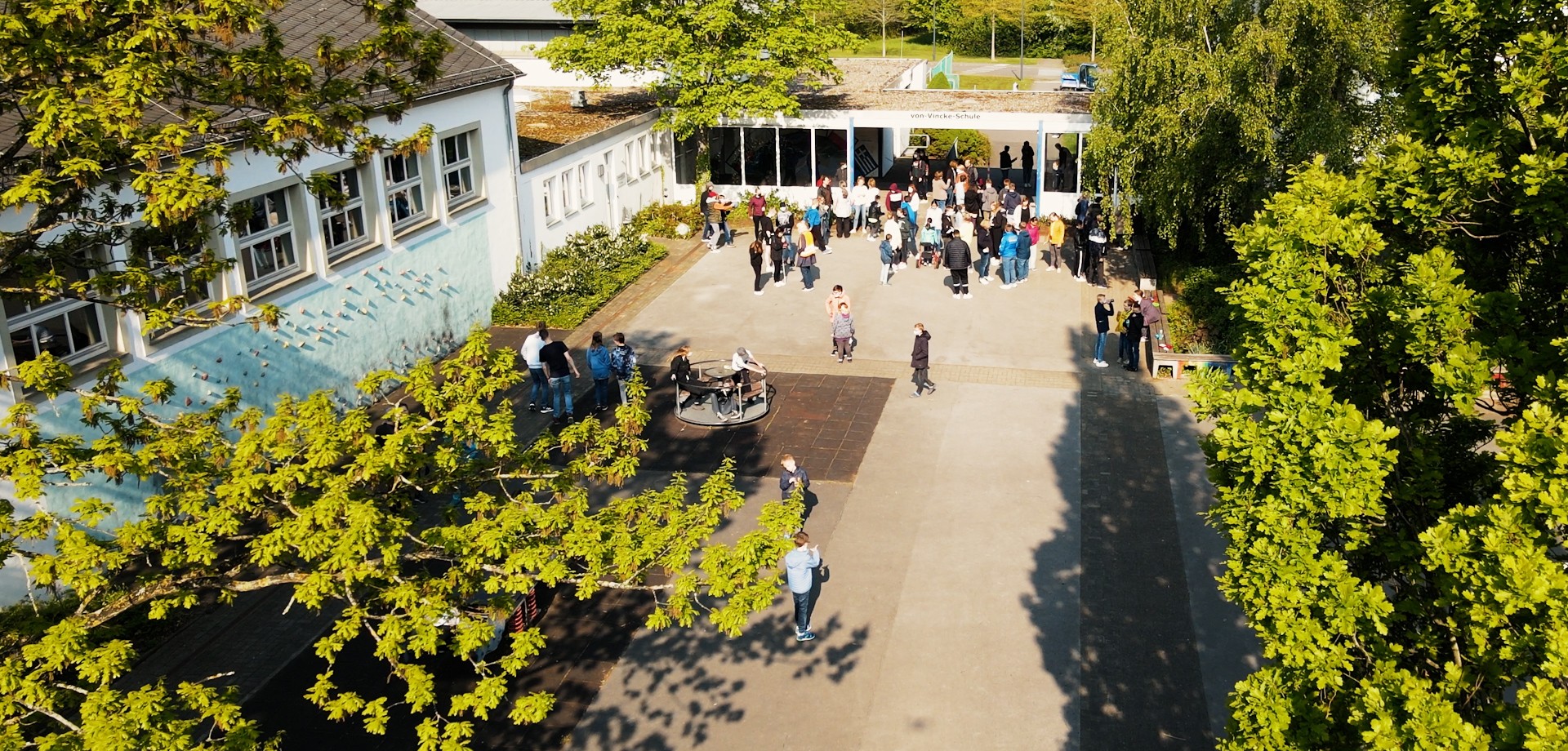 Aus der Vogelperspektive: Schülerinnen und Schüler auf dem Schulhof der von-Vincke-Schule
