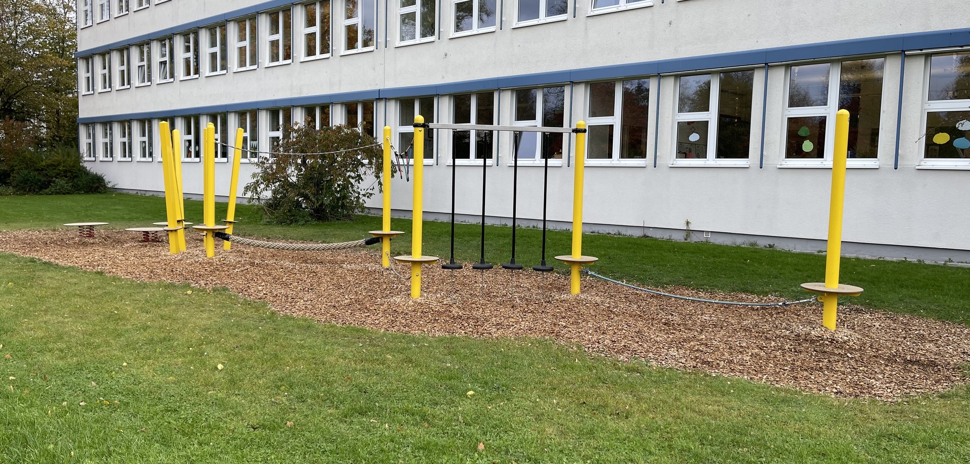 Kletterstrecke vor dem Schulgebäude der von-Vincke-Schule