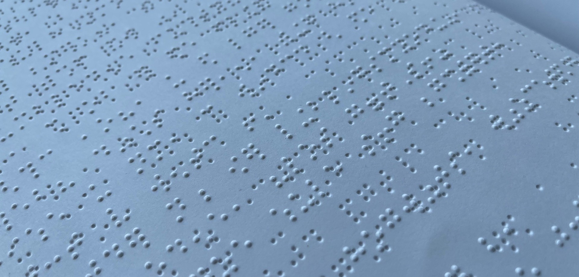 Aufgeschlagenes Punktschriftbuch